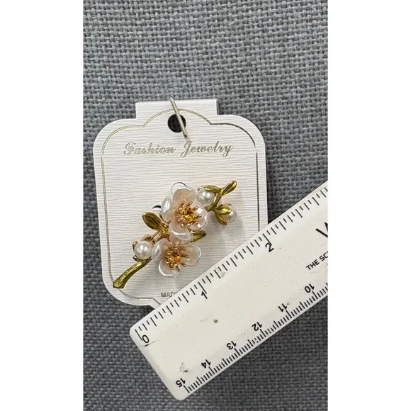 Vintage Style Green Jasmine Flower Brooch Pin – Faux Pearl Floral Accessory new - Picture 4 of 5